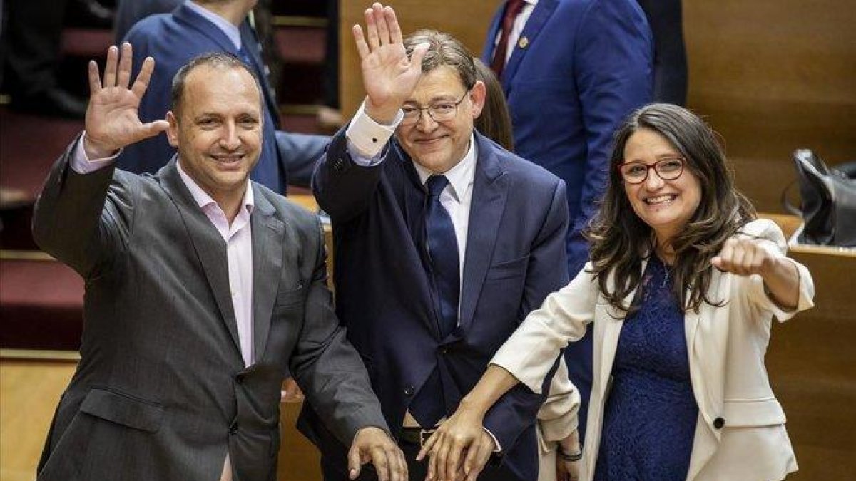 Los líderes de los tres partidos progresistas, con el relegido Puig en medio, se felicitan tras su investidura.-MIGUEL LORENZO