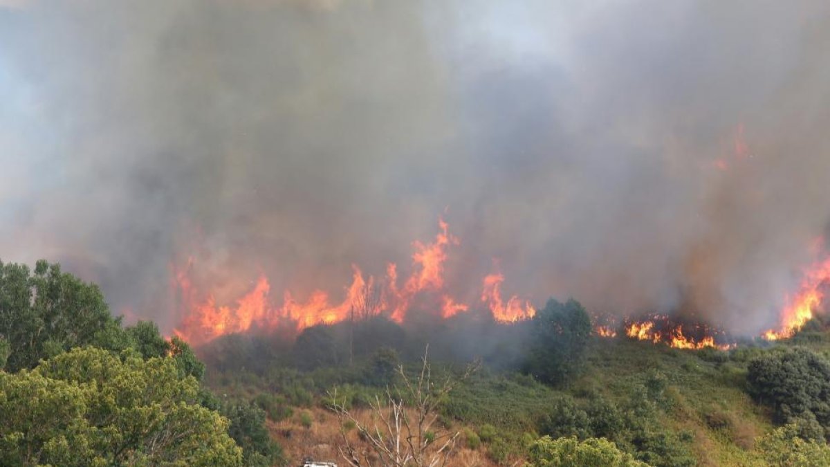 Incendio en la localidad de Toreno (León).-ICAL