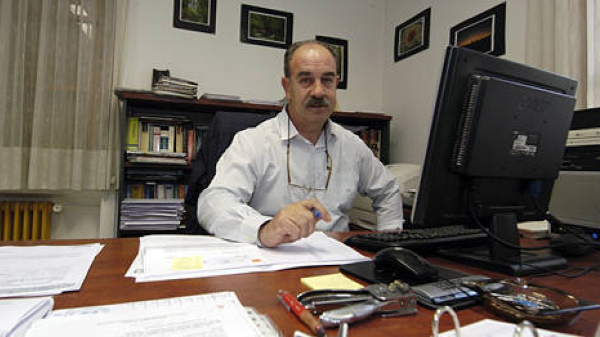 Manuel Revilla, responsable de la OMIC./ ÁLVARO MARTÍNEZ-