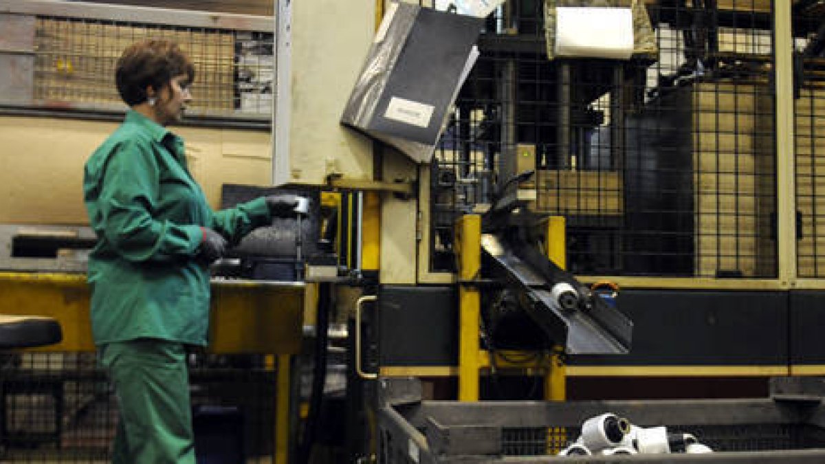 Un empleado de la fábrica de Soria./ U. S. -