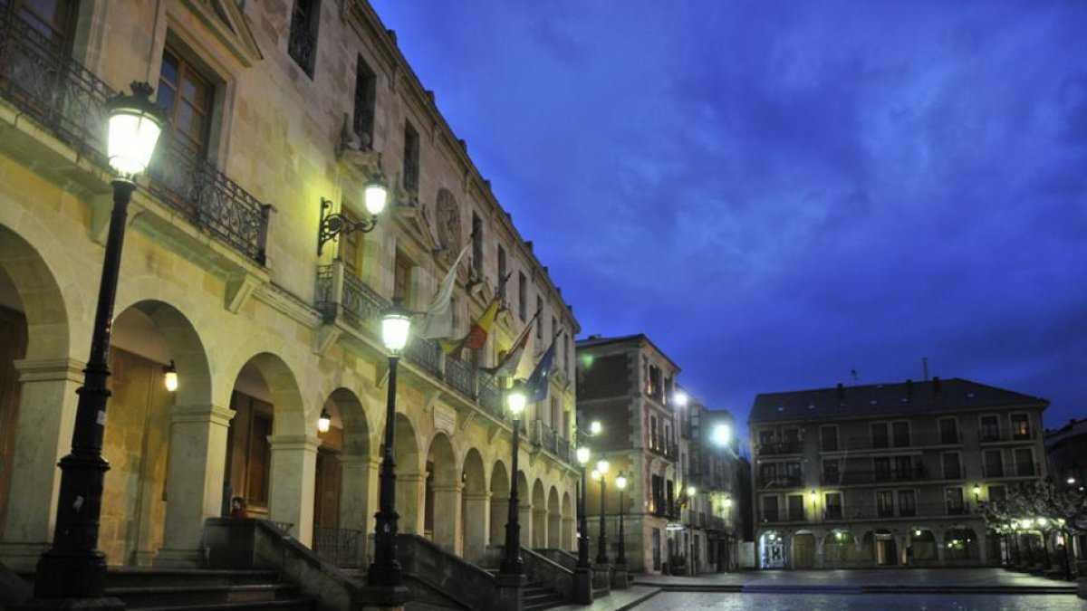 Edificio del Ayuntamiento en la plaza Mayor.-Valentín Guisande