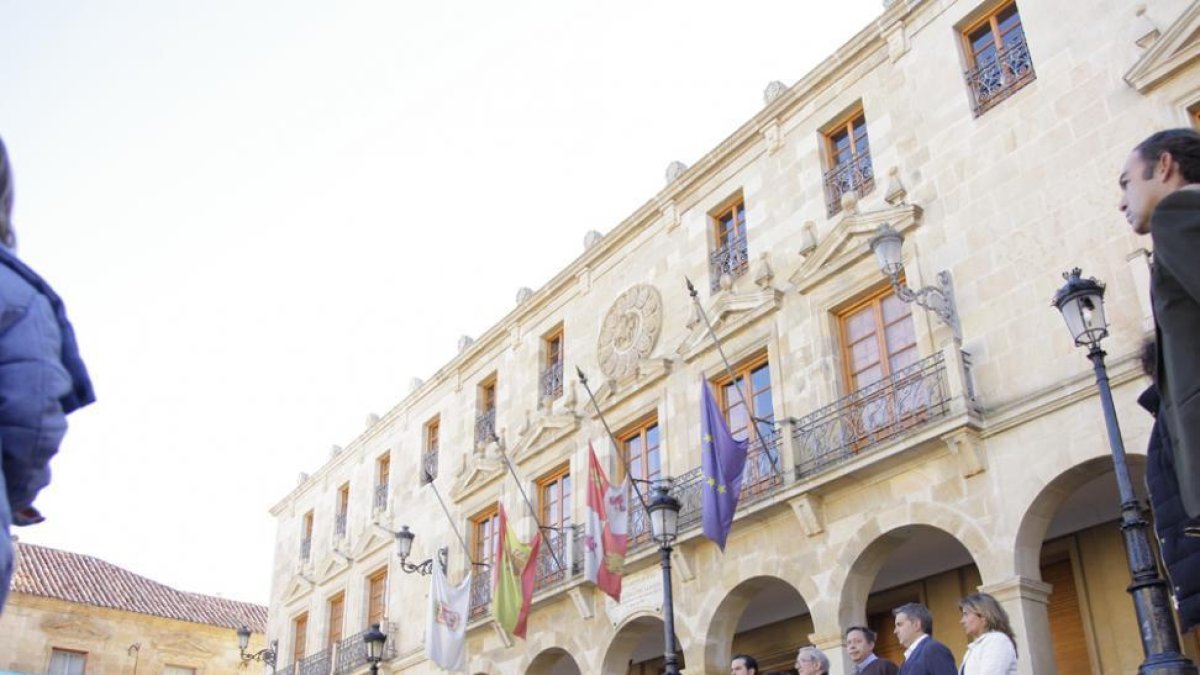 Concentración celebrada ayer en la plaza Mayor.-DIEGO MAYOR