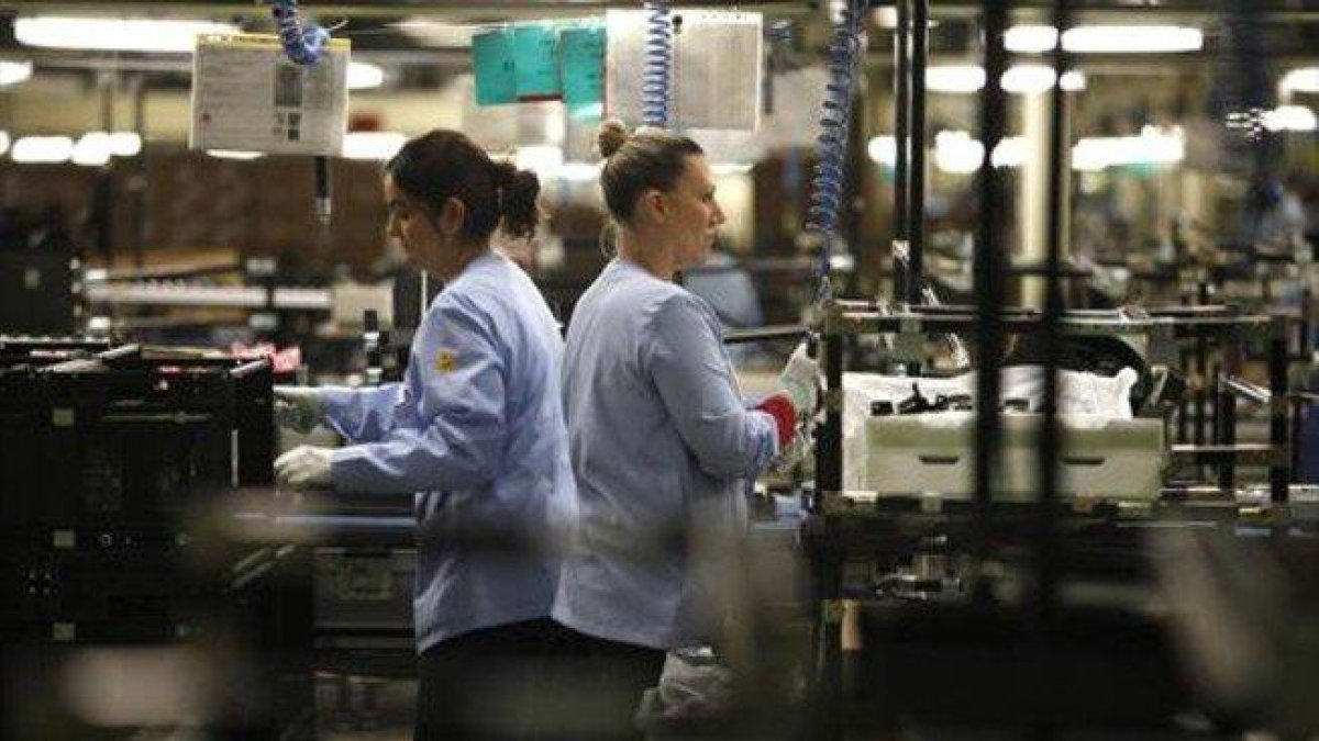 Dos trabajadoras durante su jornada laboral en la cadena de montaje de una empresa española.-JOSEP GARCÍA (EL PERIÓDICO)