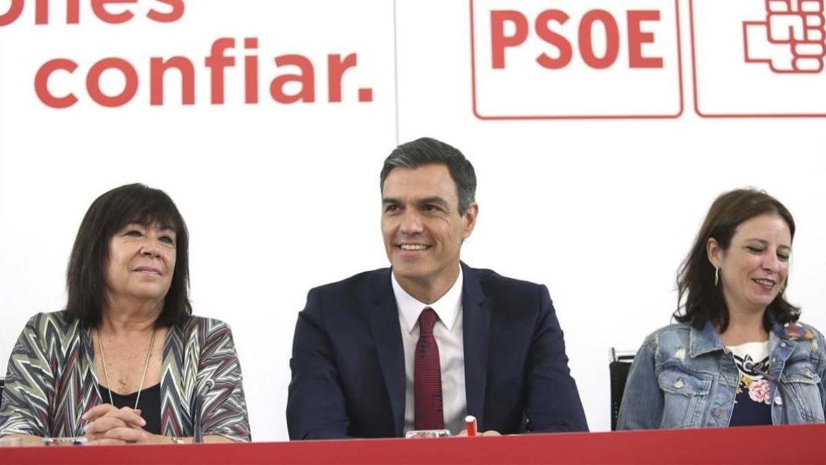 Cristina Narbona, Pedro Sánchez y Adriana Lastra, hoy, en la sede del PSOE.-DAVID CASTRO