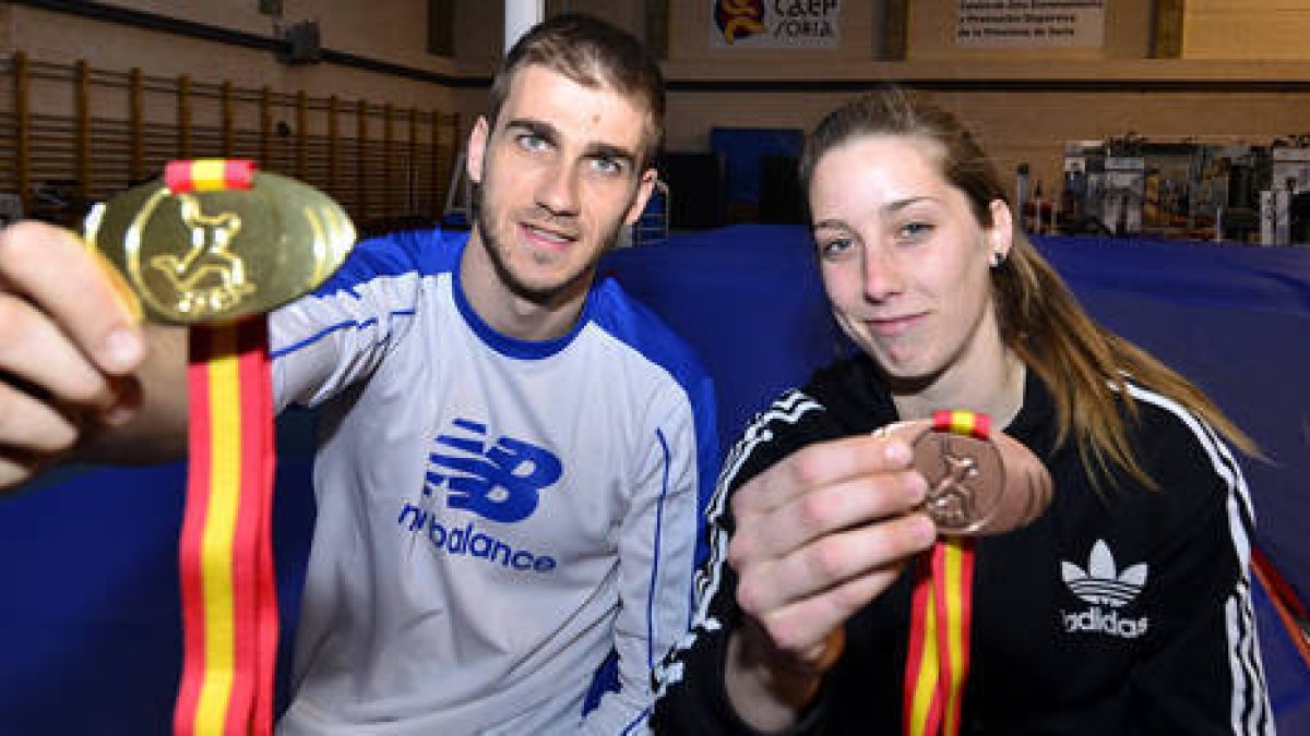 Francisco Javier Abad y Carla Franch muestran las medalla logradas en Sabadell. / ÁLVARO MARTÍNEZ-