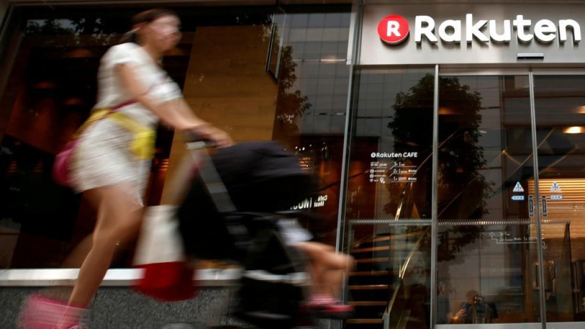Una mujer pasa ante un establecimiento en Rakuten, en Tokio.-YUYA SHINO (REUTERS)