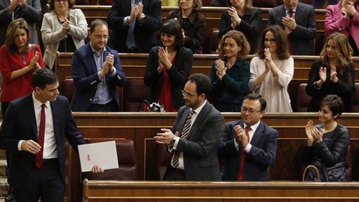 Pedro Sánchez recibe el aplauso de su grupo, en la segunda votación de la investidura, el pasado viernes en el Congreso.-AGUSTÍN CATALÁN
