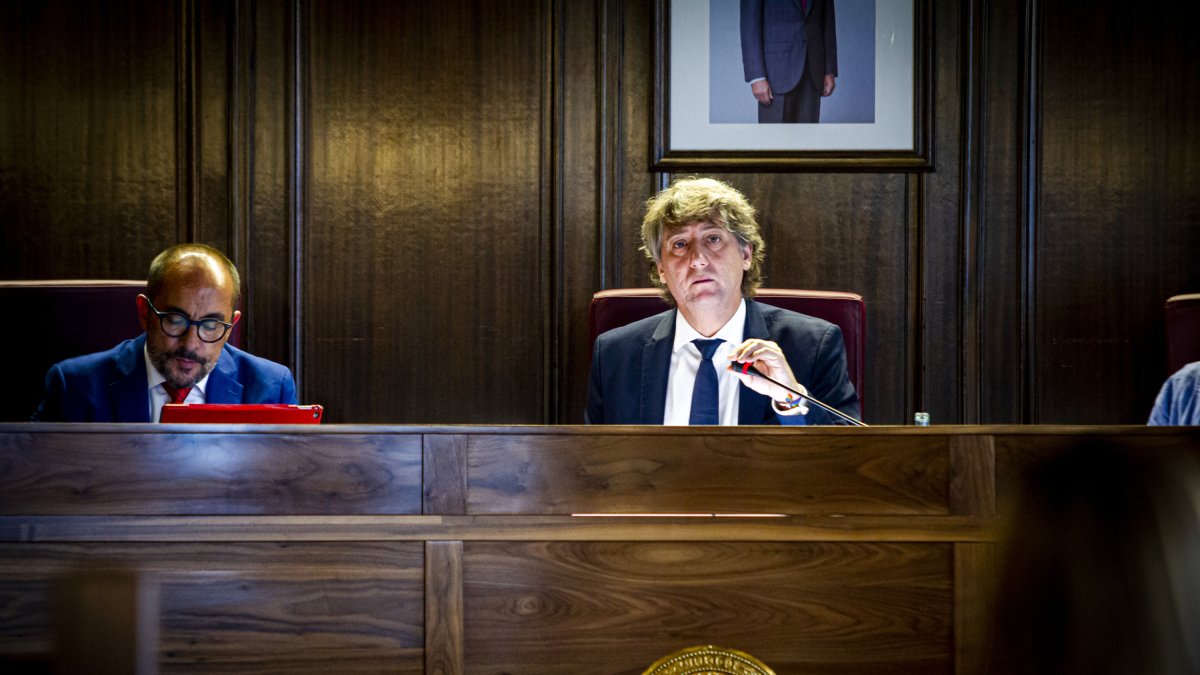 Carlos Martínez en un pleno. MARIO TEJEDOR