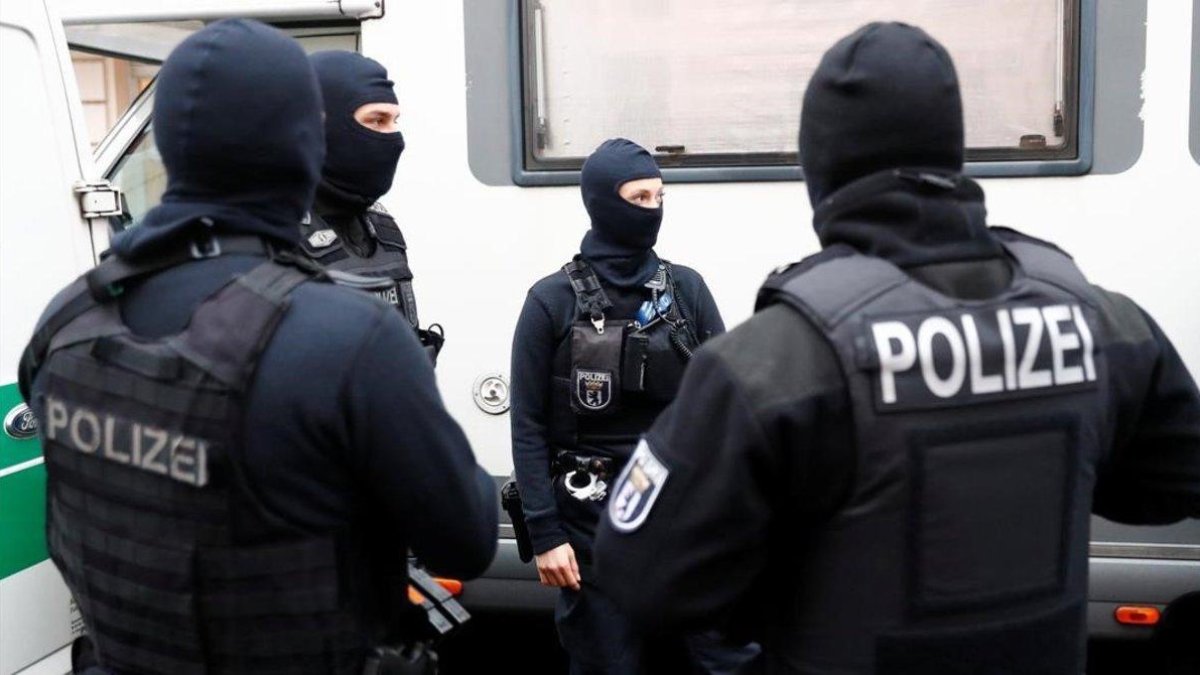 Policías alemanes, durante una intervención en la mezquita As-Sahaba, en Berlín-FABRIZIO BENSCH