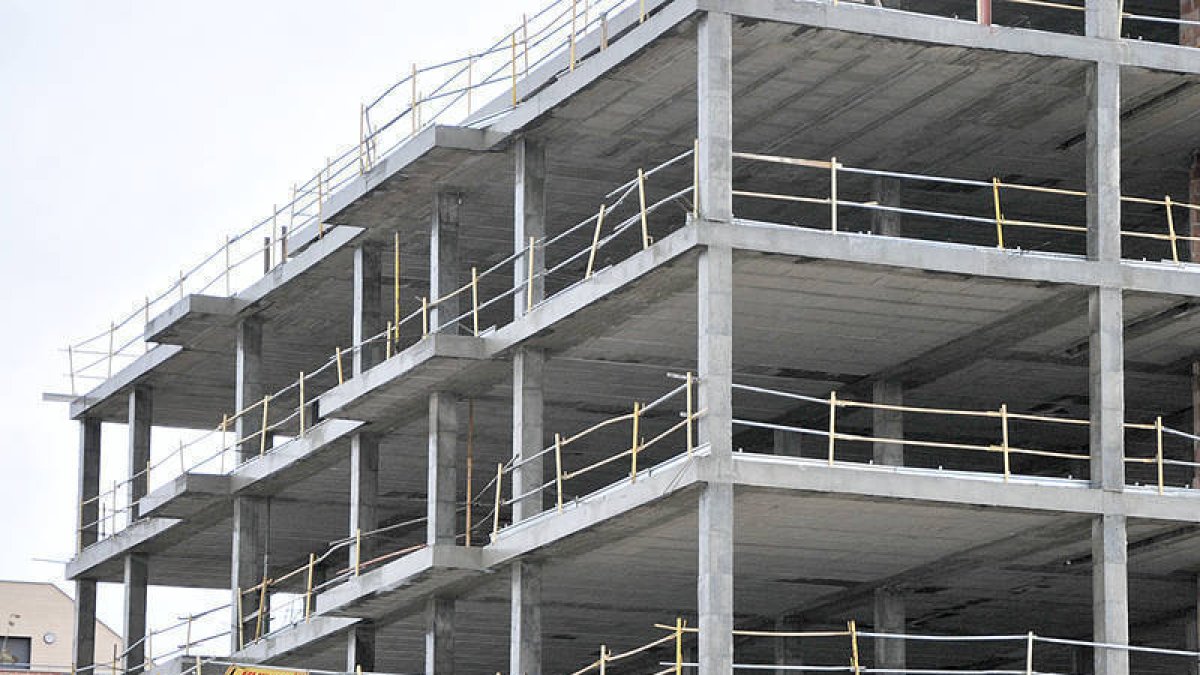 Imagen de archivo de la construcción de una promoción inmobiliaria en la provincia. /VALENTÍN GUISANDE-