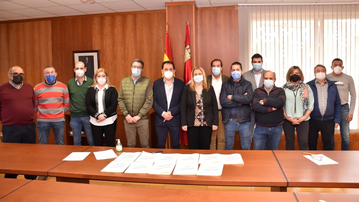 De Gregorio y Serrano junto con los alcaldes de los municipios beneficiarios del programa Rehabitare. HDS