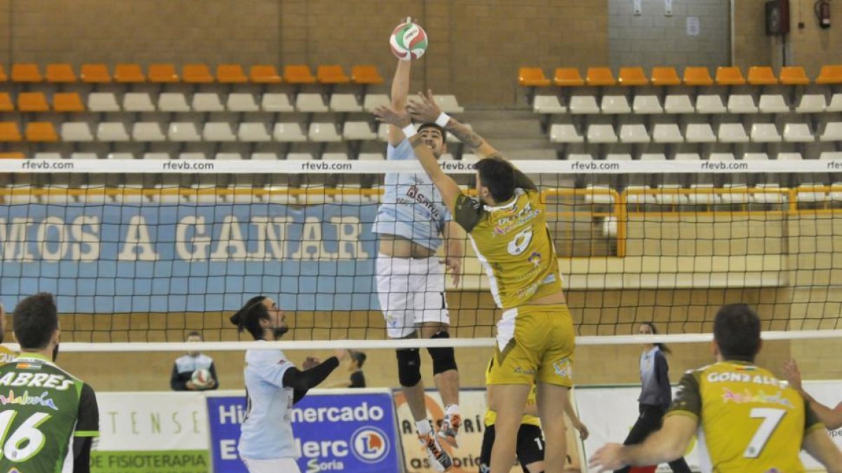 Dani Sanz remata ante la presencia del bloqueo del conjunto almeriense.-María Ferrer