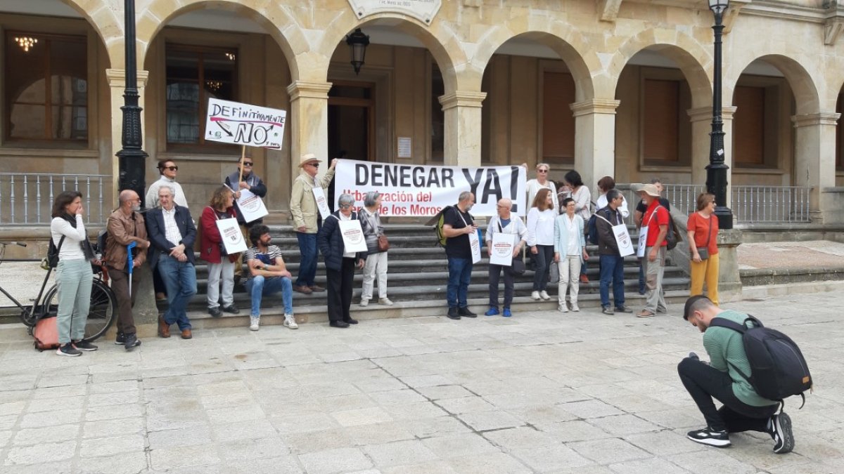 Concentración en la plaza Mayor contra el plan de Cerro de los Moros. V. F. M.