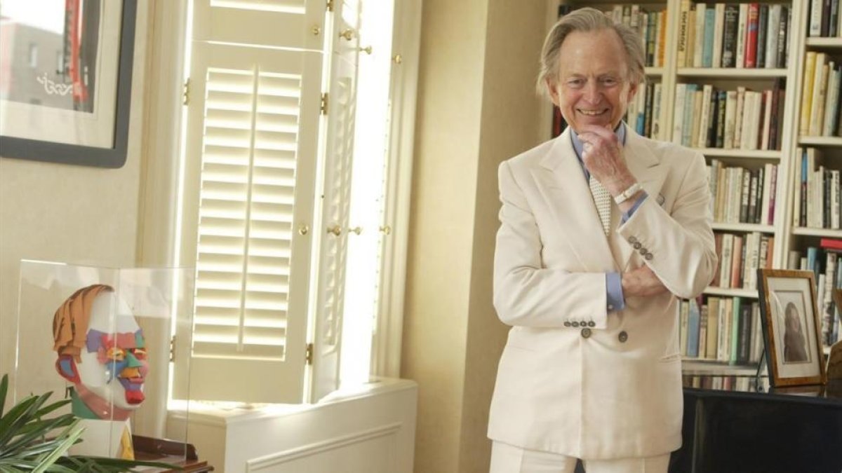 Tom Wolfe, con su habitual traje blanco.-/ DIANE BONDAREFF