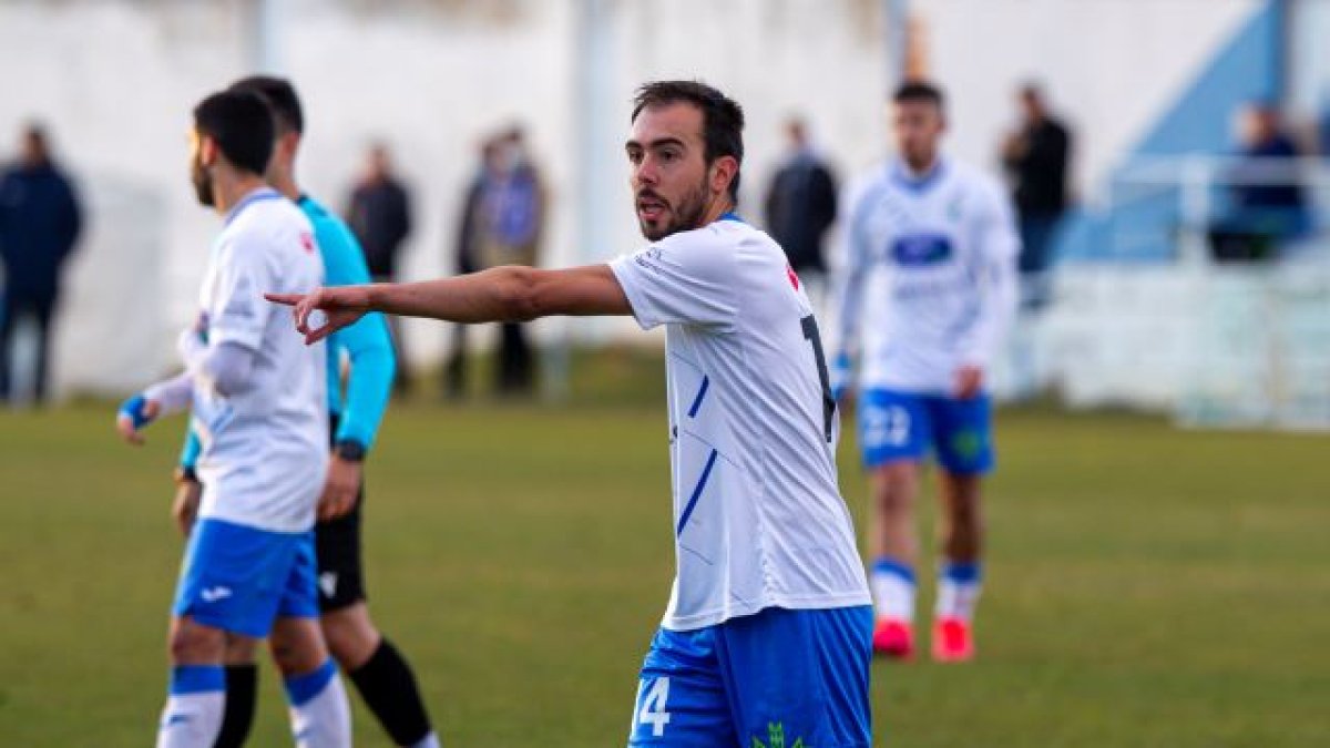 Dani Martínez será una baja sensible para el Almazán en su visita de este sábado al Palencia. MARIO TEJEDOR