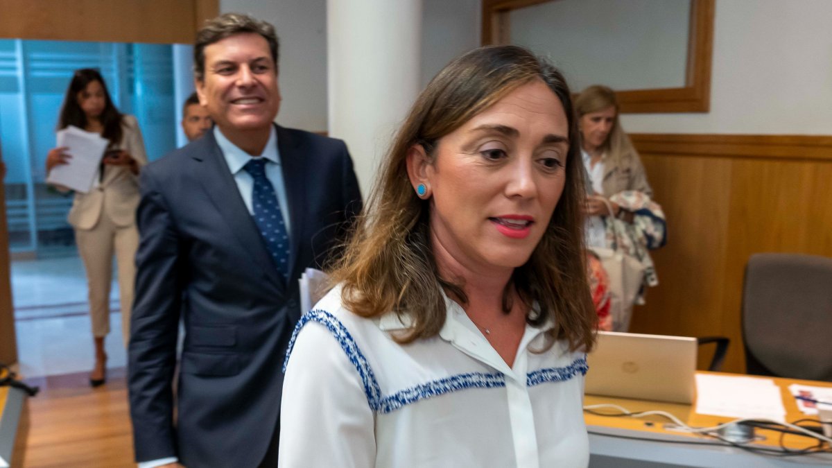 El consejero de Economía y Hacienda y portavoz, Carlos Fernández Carriedo, y la consejera de Movilidad y Transformación Digital, María González Corral, comparecen en rueda de prensa posterior al Consejo de Gobierno.-ICAL