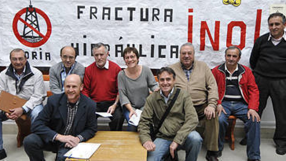 Representantes de algunos de los ayuntamientos firmantes en la tarde de ayer. / VALENTÍN GUISANDE-