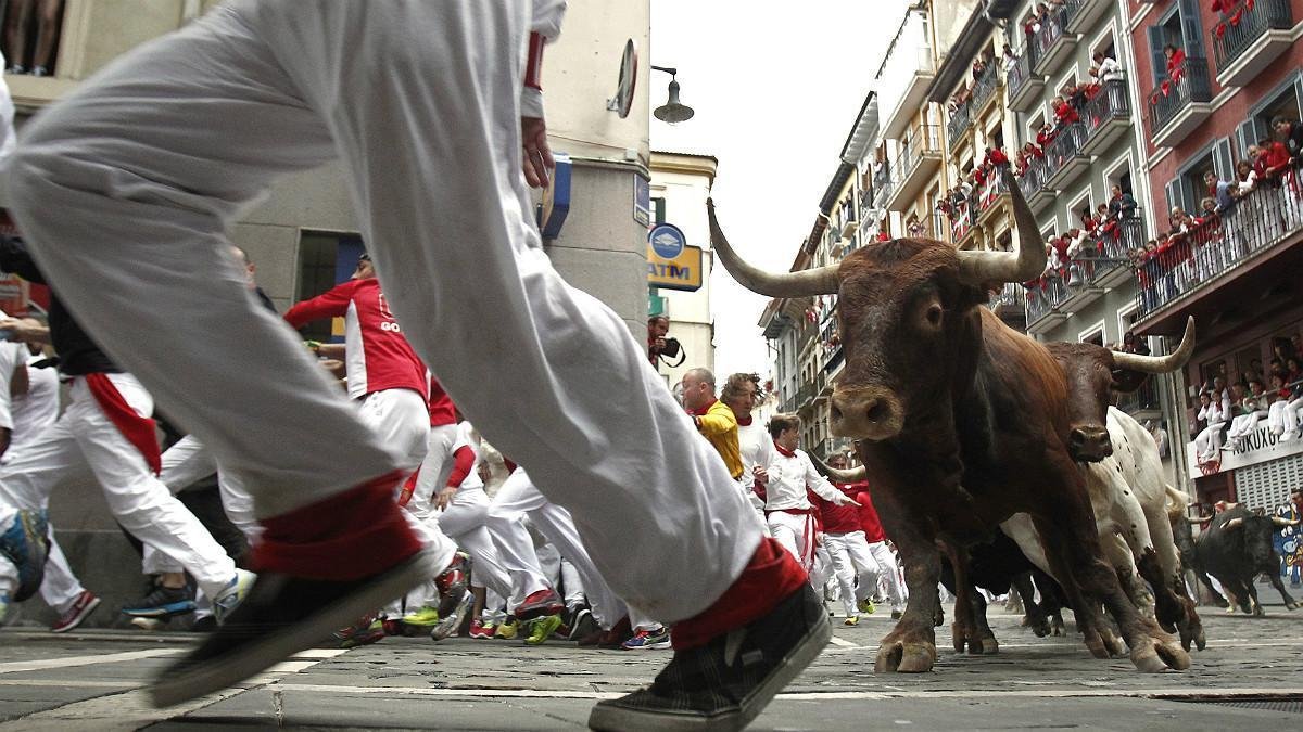 Toros de la ganadería de Miura persiguiendo a los mozos durante el último encierro del 2016-JESÚS DIGES (EFE)