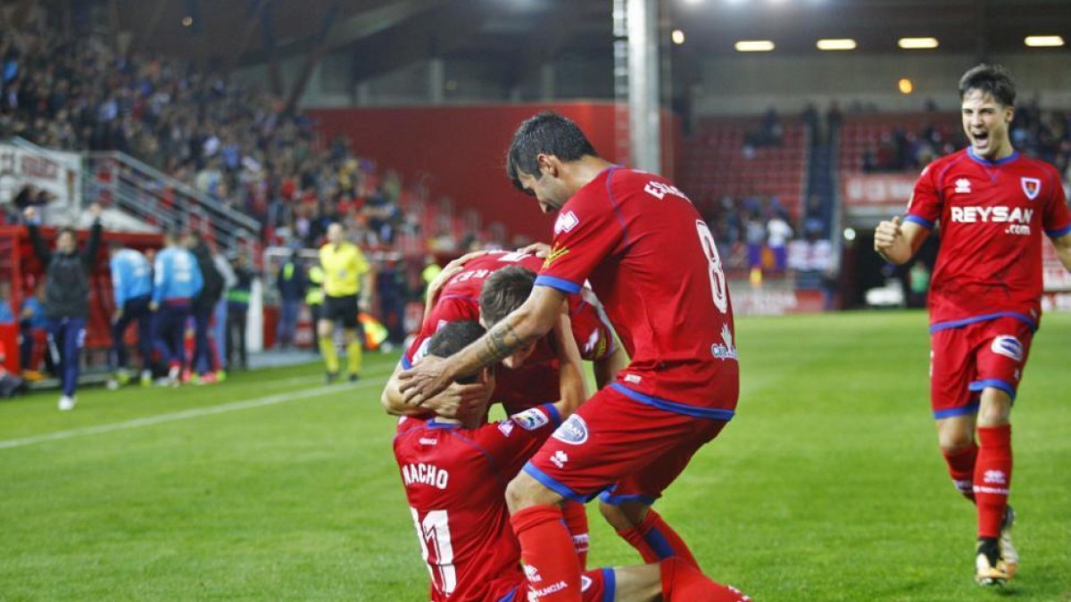 Los jugadores del Numancia celebran el momentáneo empate a uno materializado por Nacho. Sería sólo el aperitivo de lo que vendría después.-Mario Tejedor