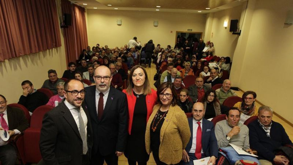 Barcones rodeada de alcaldes y secretarios instantes antes de explicarles los detalles de las actividades que pueden realizar con la cuantía asignada.-L.A.T.