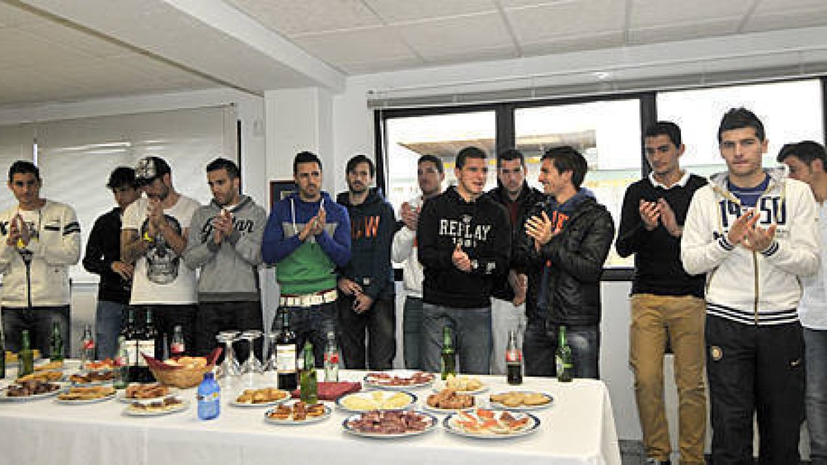 Los jugadores del Numancia en el acto que tuvo lugar ayer en Los Pajaritos. / V. Guisande-