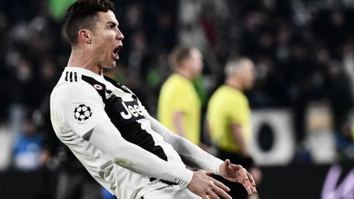 Cristiano Ronaldo celebra la clasificación de la Juventus ante el Atlético.-AFP / MARCO BERTORELLO