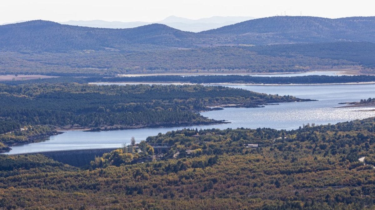 Vista del embalse de la Cuerda del Pozo desde la iglesia de la Virgen del Castillo de El Royo.-MARIO TEJEDOR