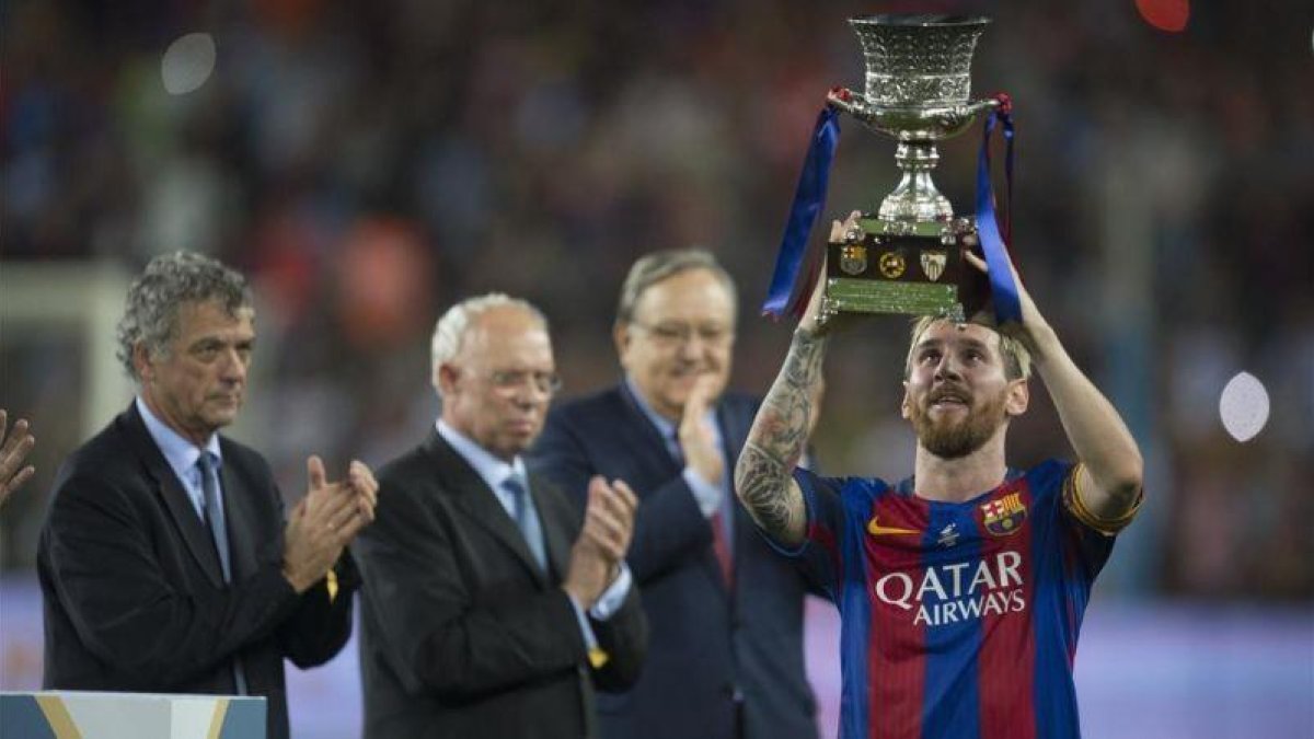 Messi levanta el trofeo de la Supercopa del 2016 tras vencer al Sevilla.-JORDI COTRINA