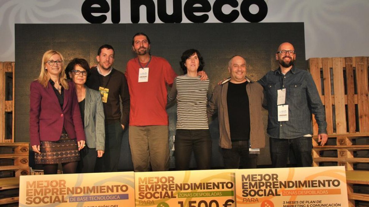 Patrocinadores y ganadores posan con los tres premios otorgados.-VALENTÍN GUISANDE