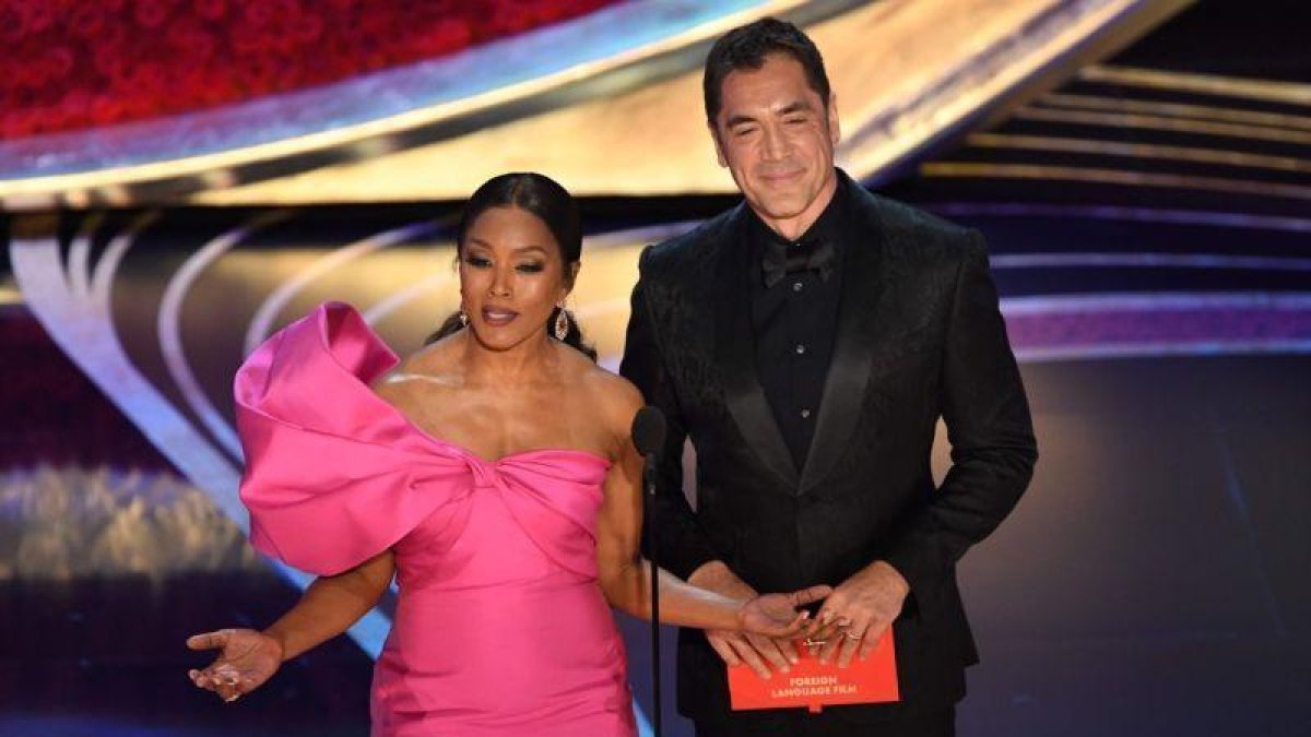 Bardem llegó solo a la ceremonia de los Oscar, donde presentó el premio a mejor película extranjera.-AFP