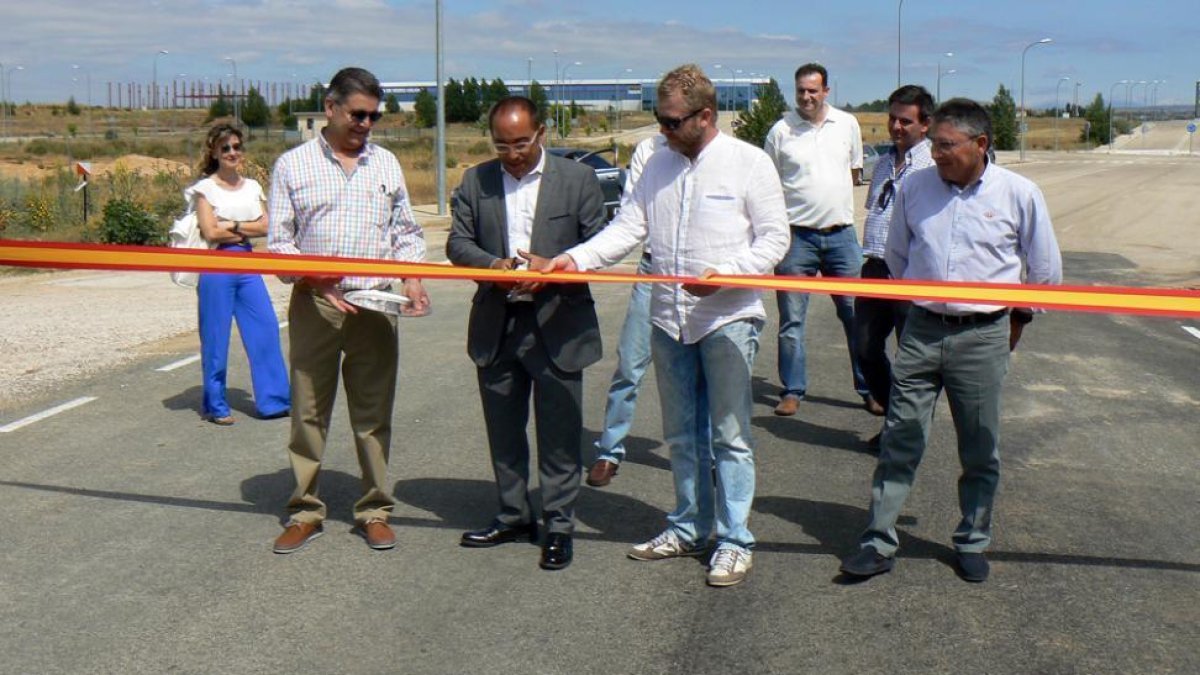 Rey corta la cinta de inauguración del nuevo vial-N.F.