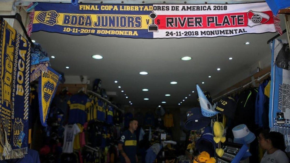 La bufanda conmemorativa del Superclásico de la Libertadores-JUAN IGNACIO RONCORONI (EFE)