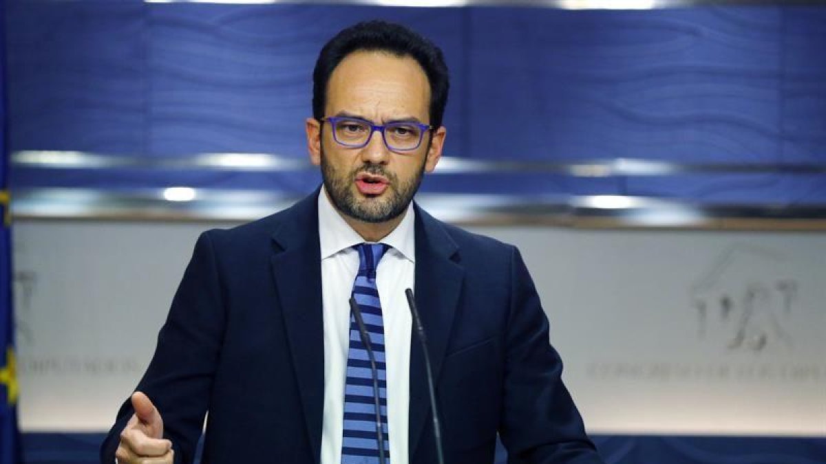 El portavoz del grupo socialista del Congreso, Antonio Hernando, durante la rueda de prensa ofrecida esta tarde en el Congreso de los Diputados, después de que el portavoz de Podemos en el Congreso, Íñigo Errejón, anunciara que rompía las negociaciones co-EFE/J.P.GANDUL