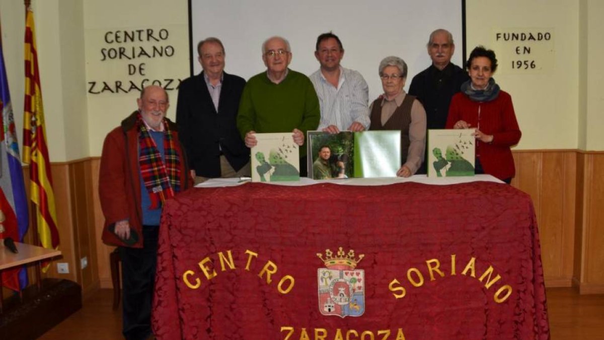 Valentín Guisande, en el centro, junto a miembros del Centro Soriano de Zaragoza.-DAVID GUISANDE