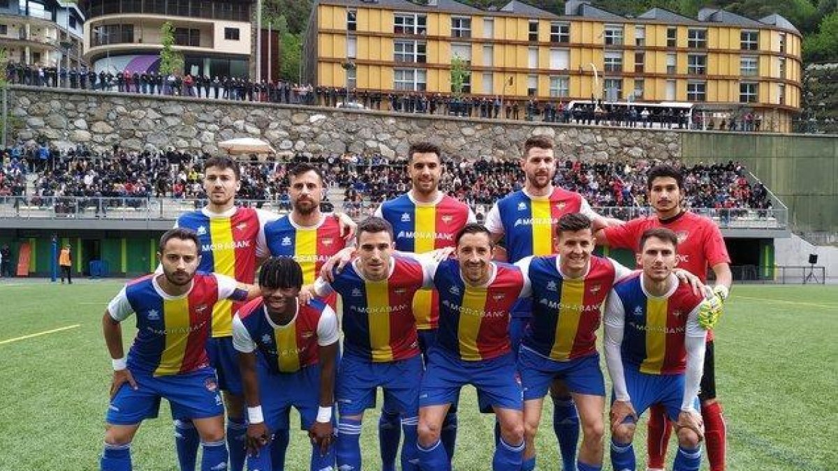 Los jugadores del Andorra forman antes del partido ante el Viladecans.-TWITTER / FC ANDORRA