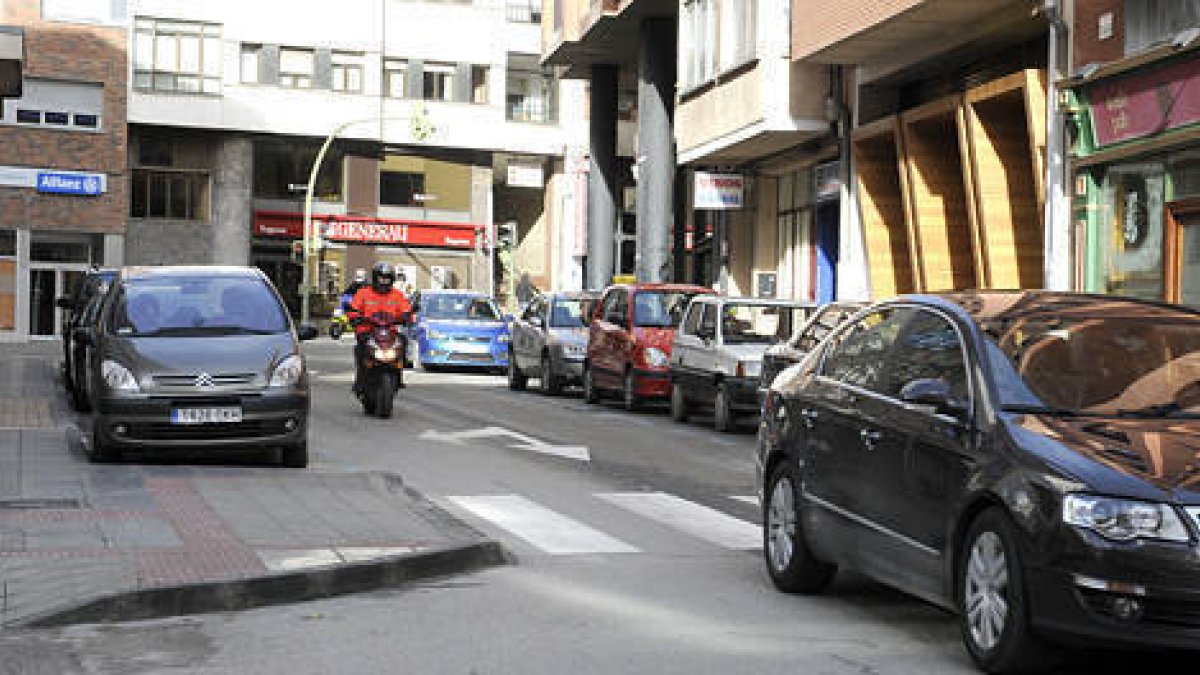 Estado de la calle Campo que según Ides acumula atascos por el «embudo» que forman las obras . / VALENTÍN GUISANDE-