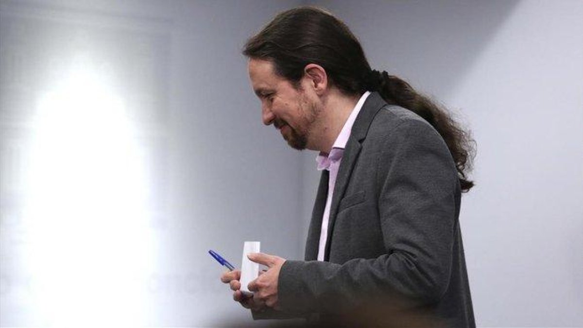 El líder de Unidas Podemos, Pablo Iglesias, tras reunirse con el presidente del Gobierno en funciones, Pedro Sánchez, en la Moncloa-DAVID CASTRO