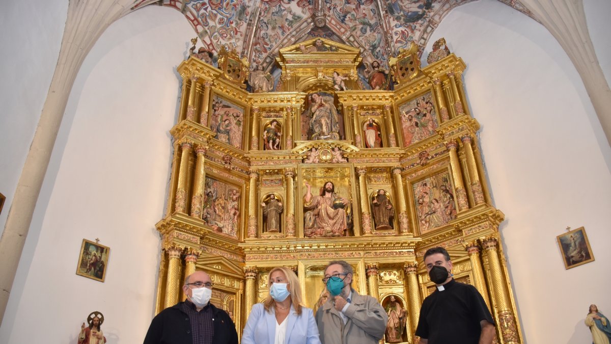 Las autoridades visitando el retablo de La Póveda.-HDS