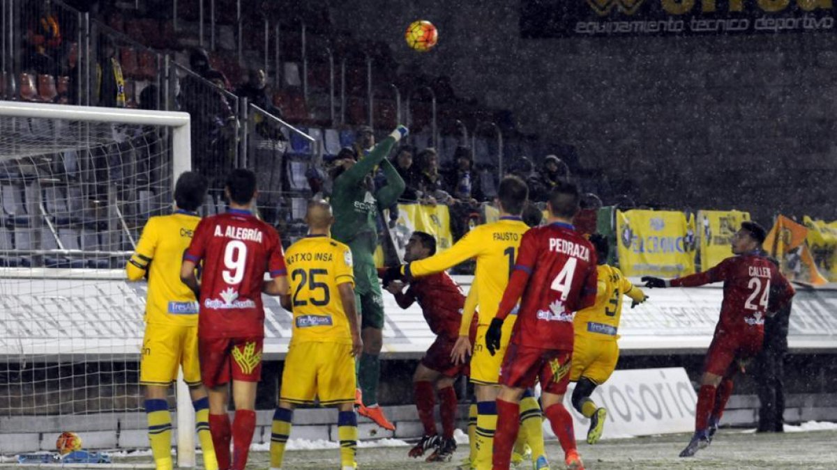 El Numancia fue de más a menos y acabó cediendo otro empate ante el Alcorcón.-Diego Mayor