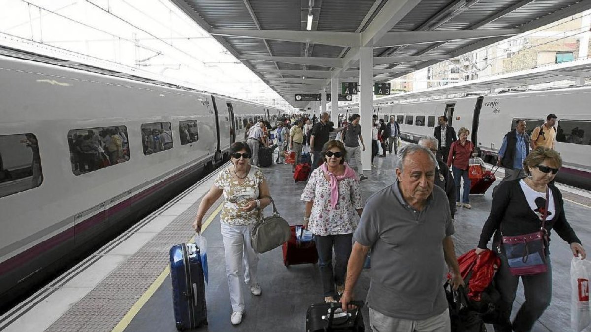 Varios vallisoletanos se disponen a coger el AVE en la estación de Campo Grande, en una fotografía de archivo.-EL MUNDO