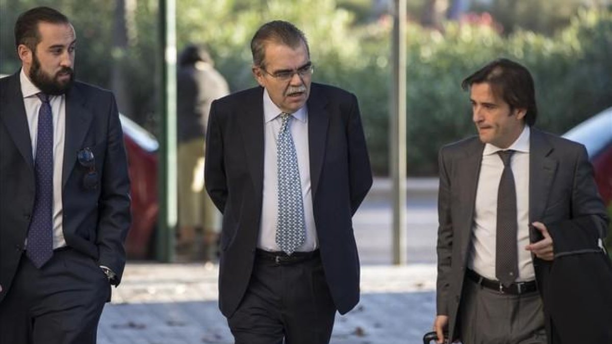 El expresidente del Valencia Juan Soler, en el medio, accede a una de las sesiones del juicio por haber organizado el secuestro de Vicente Soriano.-MIGUEL LORENZO