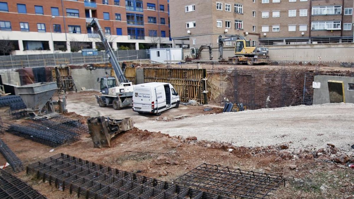 Trabajos en la parcela cedida por el Ayuntamiento.-Mario Tejedor