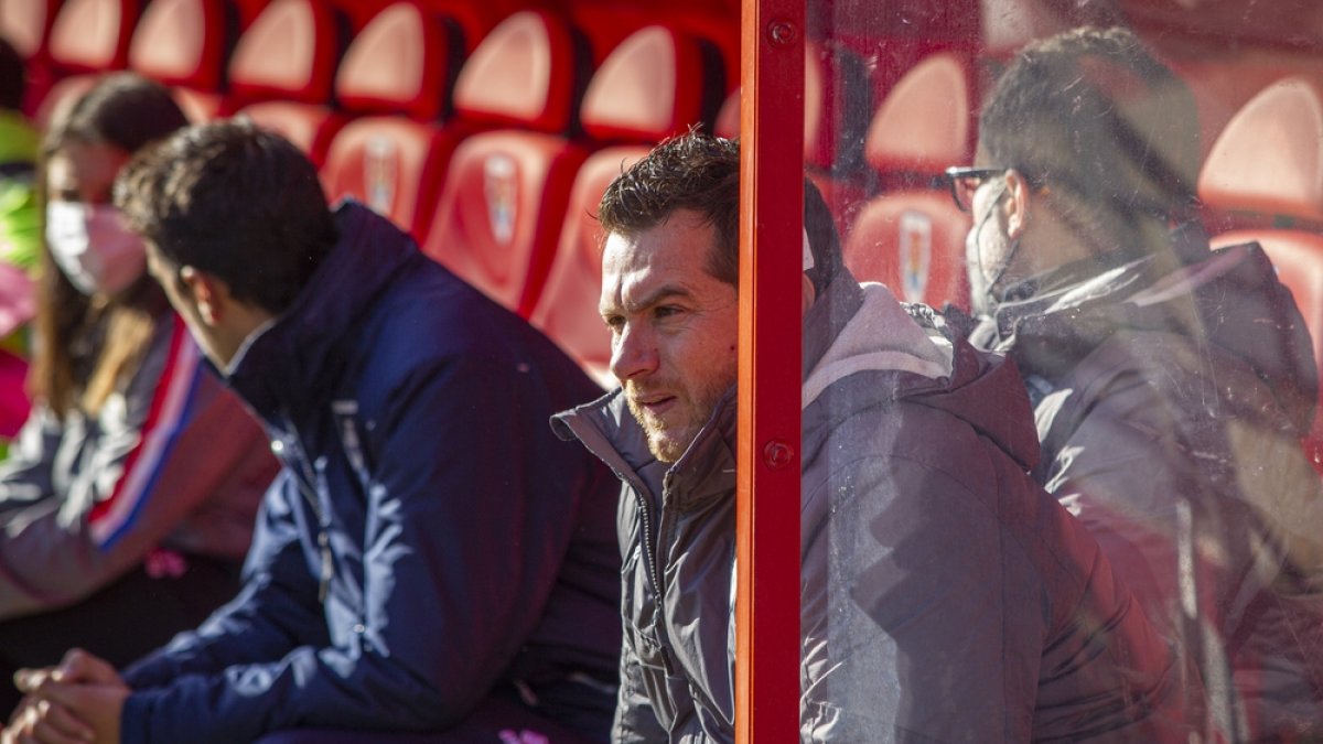 Diego Martínez en el banquillo numantino durante el partido ante el Teruel. MARIO TEJEDOR