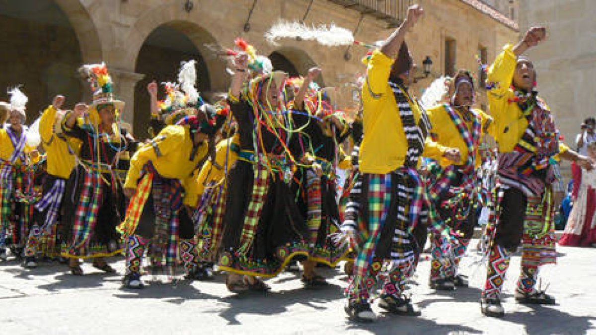 Las calles centrales y la plaza Mayor de Soria albergaron un largo desfile con danzas y vestimentas tradicionales llenas de ritmo y vistoso colorido . / PEDRO CALAVIA-