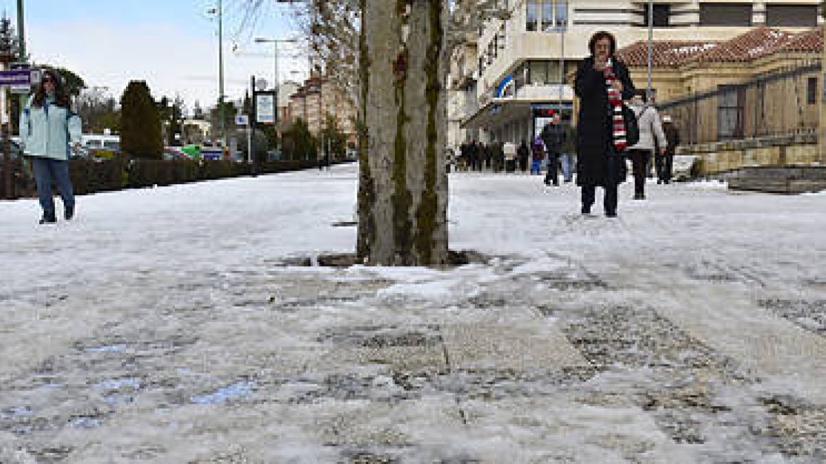 El tramo entre Espolón 10 y Correos fue uno de los últimos en ser limpiados durante la mañana, lo que provocó quejas de los viandantes. / VALENTÍN GUISANDE-