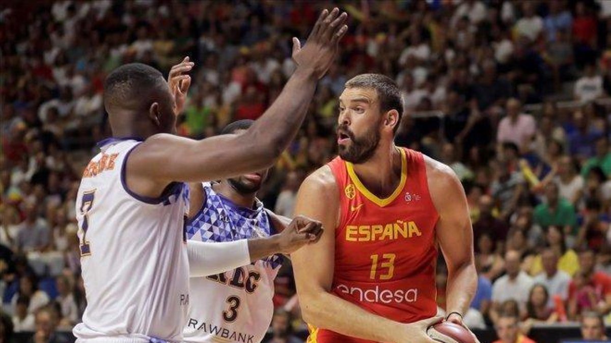 El pívot de la selección, Marc Gasol, controla el balón ante dos rivales en el partido jugado en Málaga-EFE / CARLOS DÍAZ