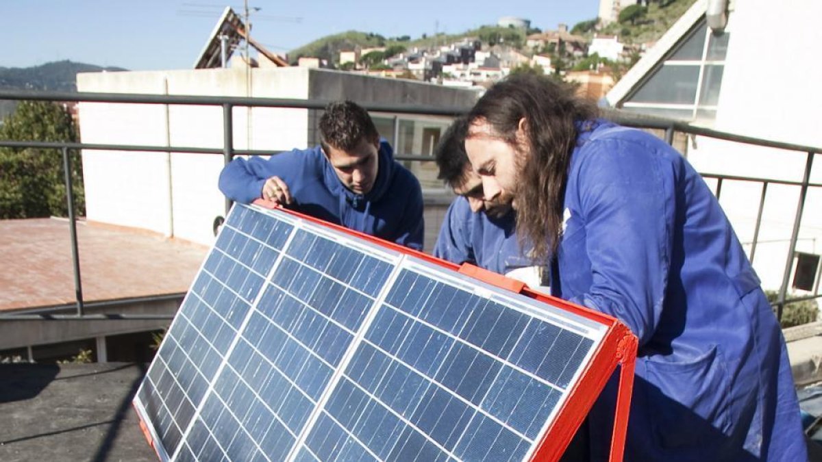 Instalación de un panel solar en una vivienda.-/ ARCHIVO / JOAN PUIG