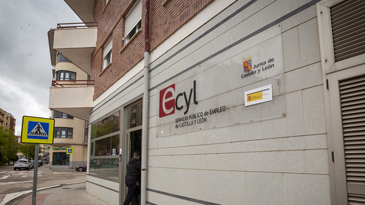 Una persona entra a las instalaciones del Ecyl. MARIO TEJEDOR