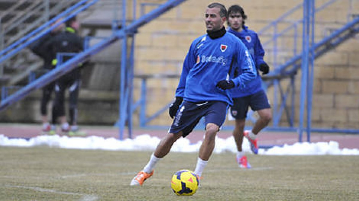 David González podría tener su primera titularidad con el Numancia este fin de semana. / VALENTÍN GUISANDE-