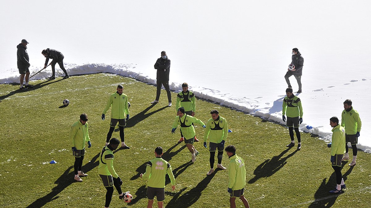 El Numancia entrenó ayer en hierba después de una semana ejercitándose bajo techo. VALENTÍN GUISANDE